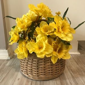 Yellow daffodil basket